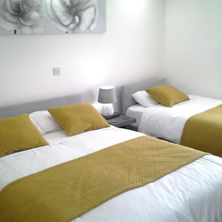 Lady Charlotte Guest Rooms Triple Rooms Dowlais Εξωτερικό φωτογραφία