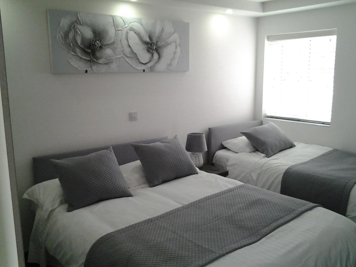 Lady Charlotte Guest Rooms Triple Rooms Dowlais Εξωτερικό φωτογραφία