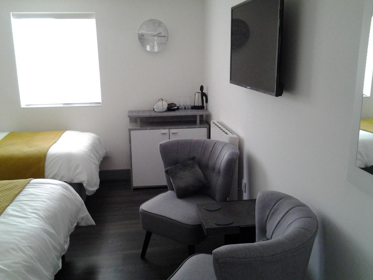 Lady Charlotte Guest Rooms Triple Rooms Dowlais Εξωτερικό φωτογραφία