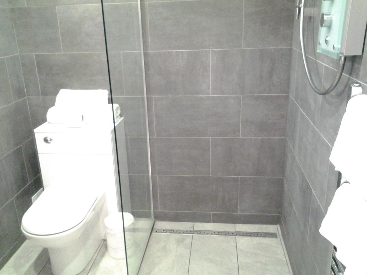 Lady Charlotte Guest Rooms Triple Rooms Dowlais Εξωτερικό φωτογραφία