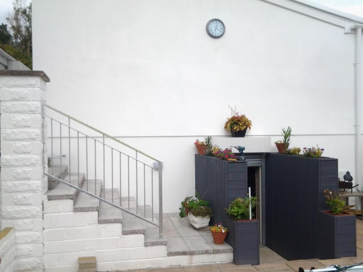 Lady Charlotte Guest Rooms Triple Rooms Dowlais Εξωτερικό φωτογραφία