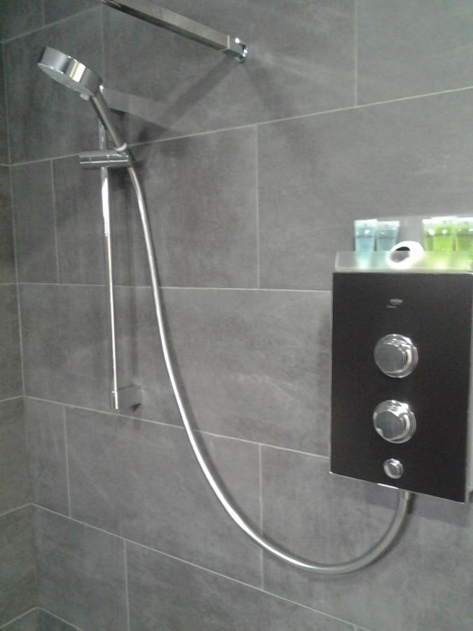 Lady Charlotte Guest Rooms Triple Rooms Dowlais Εξωτερικό φωτογραφία
