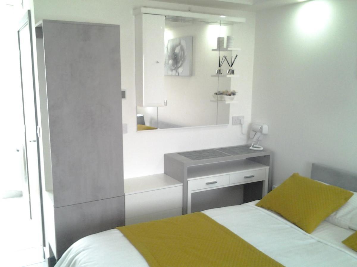 Lady Charlotte Guest Rooms Triple Rooms Dowlais Εξωτερικό φωτογραφία