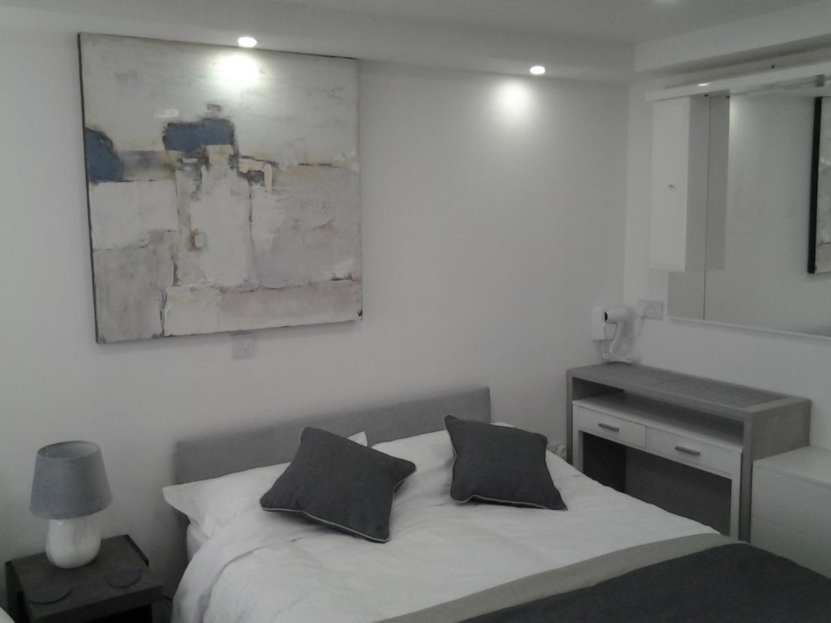 Lady Charlotte Guest Rooms Triple Rooms Dowlais Εξωτερικό φωτογραφία