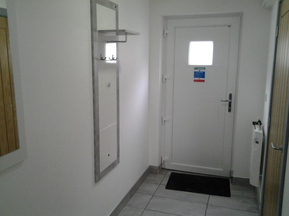 Lady Charlotte Guest Rooms Triple Rooms Dowlais Εξωτερικό φωτογραφία